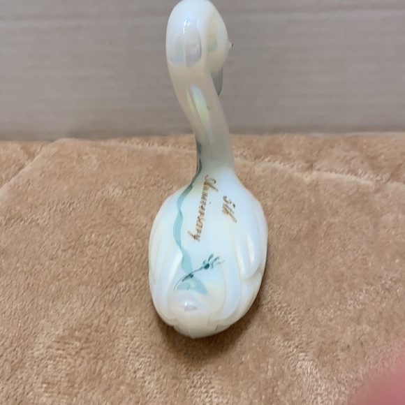 Fenton 5th anniversary white opalescent hand painted and signed glass swan - Picture 4 of 9